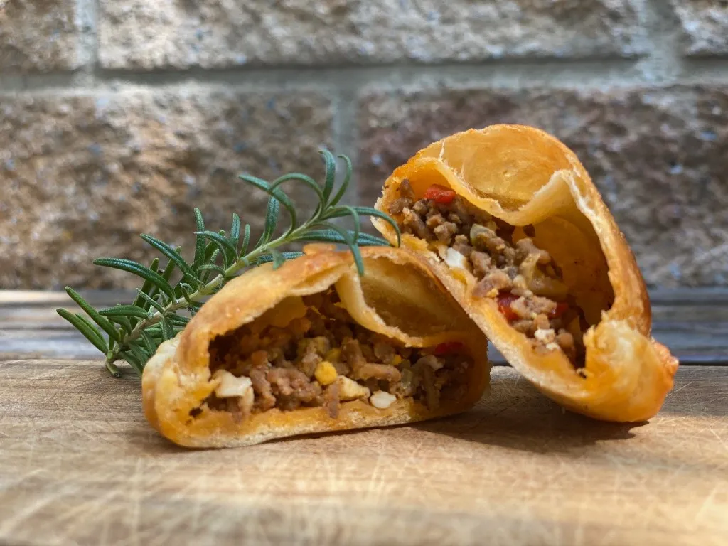 Rindfleisch-Empanada im Schnitt, mit Hackfleisch, Paprika und Oliven